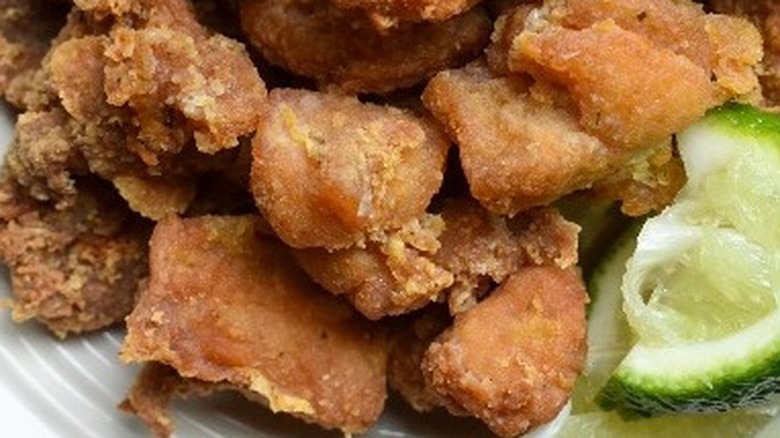 Fried chicken pieces with lime