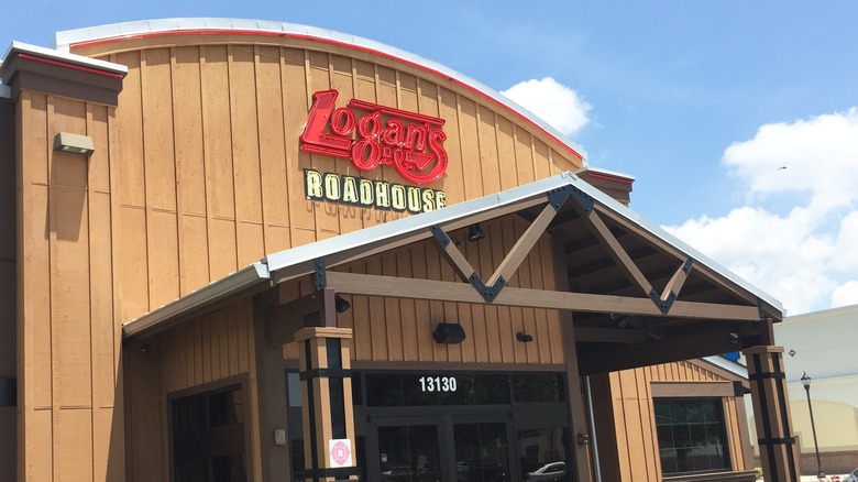 Logan's Roadhouse entrance