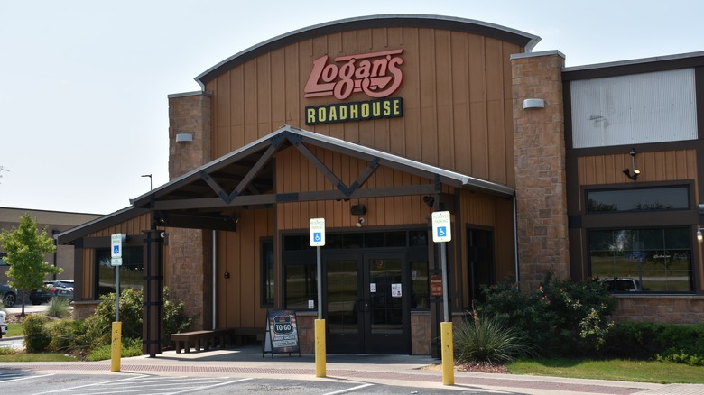 Logan's Roadhouse location entrance