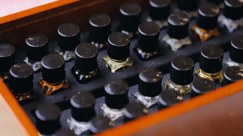 Aroma kit with various black vials
