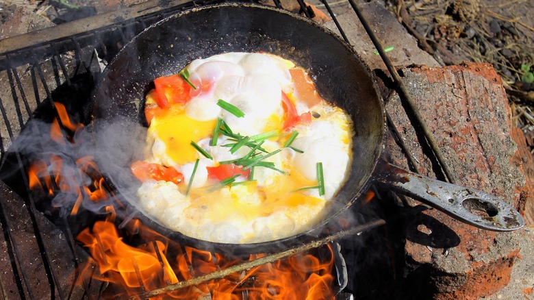 frying eggs cast iron pan