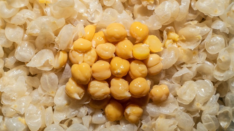 Peeled chickpeas and their skins