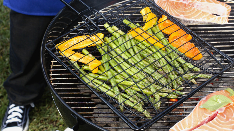 Grilling asparagus and peppers