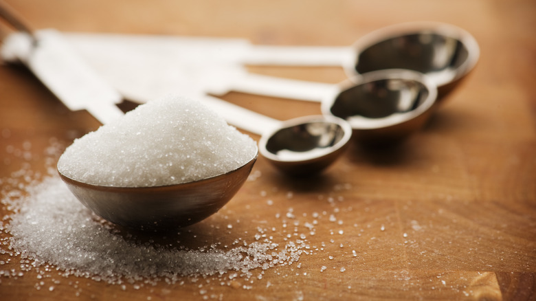 Measuring spoons with sugar 