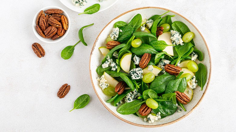 Salad with pecans