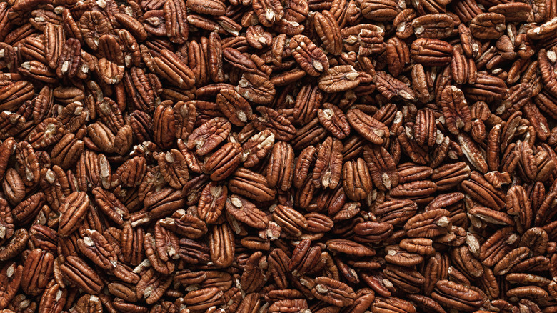 A pile of pecans