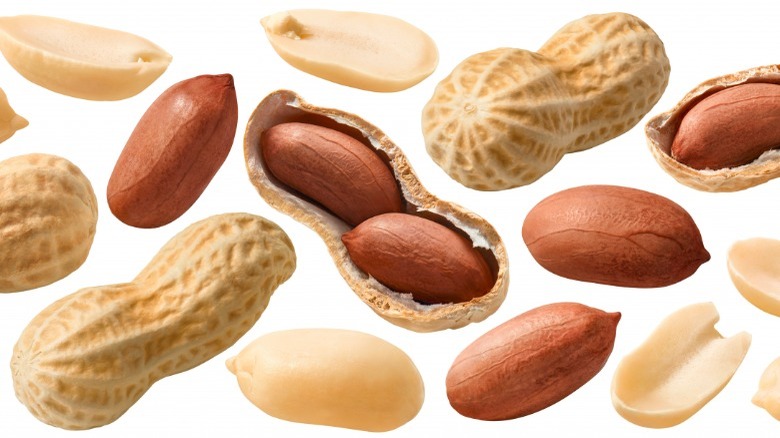 shelled and deshelled peanuts