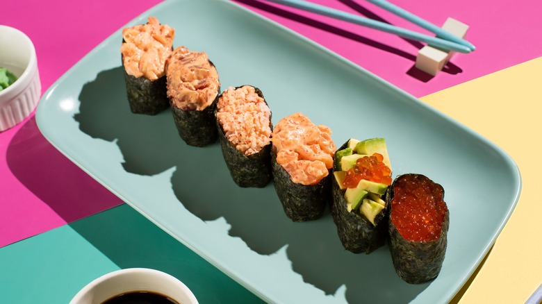 Plate of gunkan sushi with various toppings