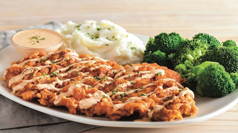 Fried chicken with mashed potatoes and broccoli