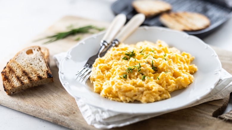 scrambled eggs on plate