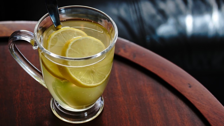 hot toddy with lemon slices