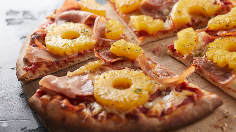 pineapple ham pizza