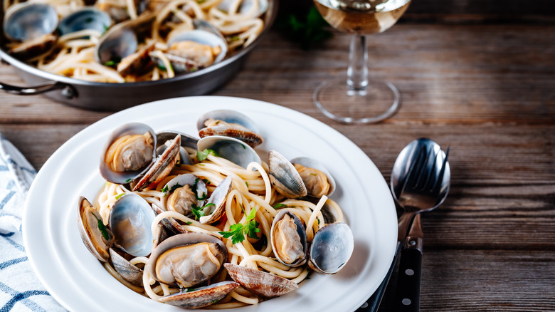 clam spaghetti with white wine