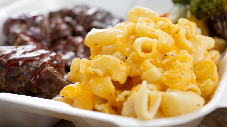 Mac and cheese with brisket