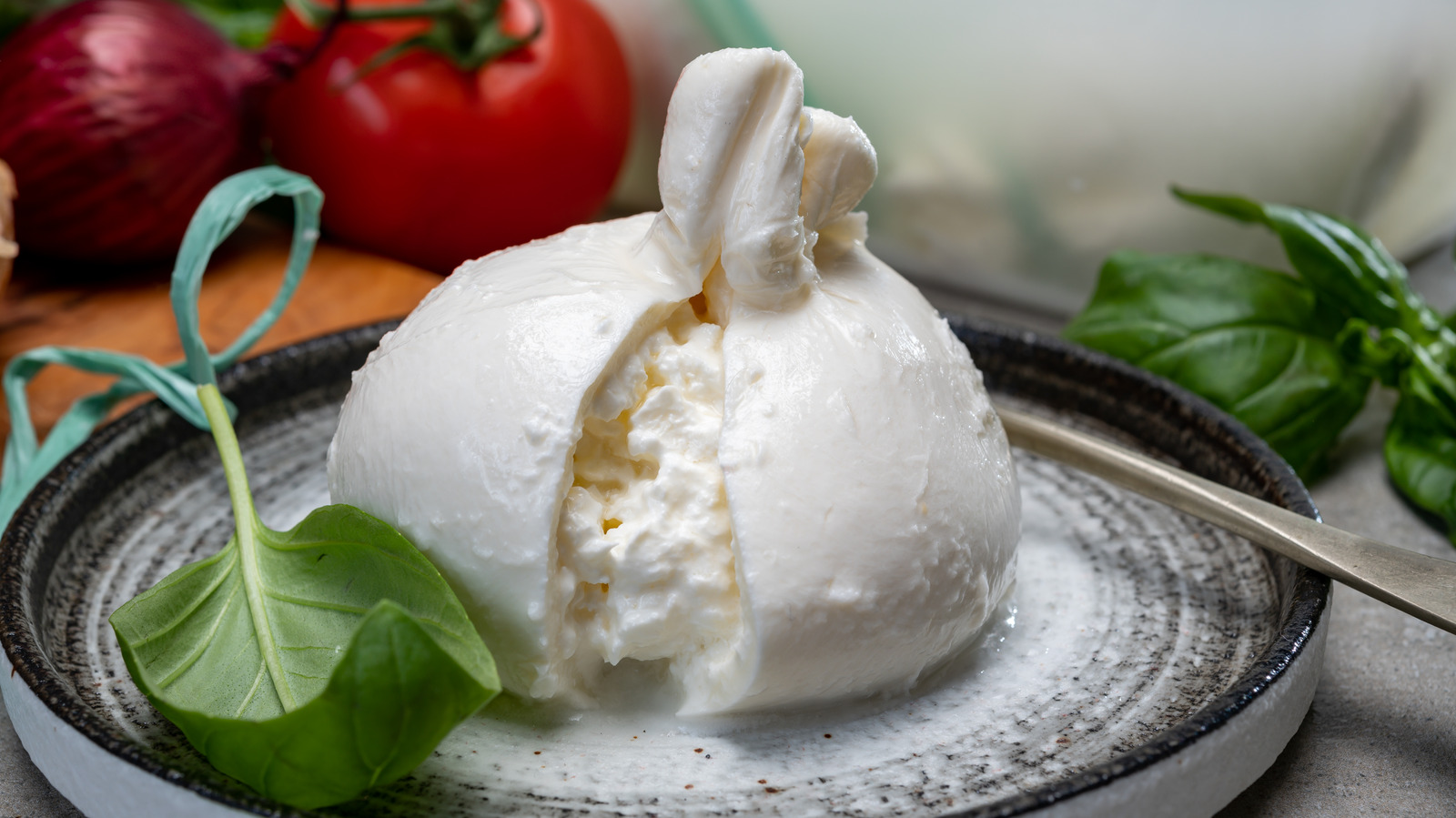 https://www.tastingtable.com/img/gallery/14-absolute-best-substitutes-for-burrata-cheese/l-intro-1677516823.jpg