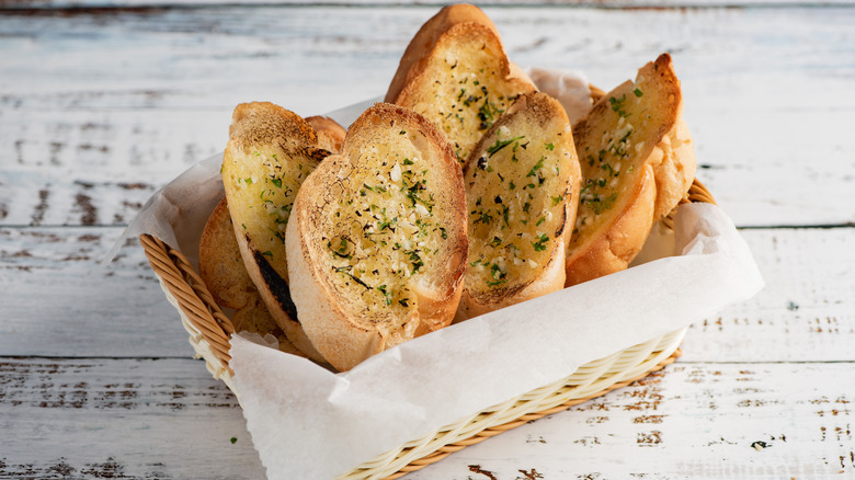 Garlic bread slices basket