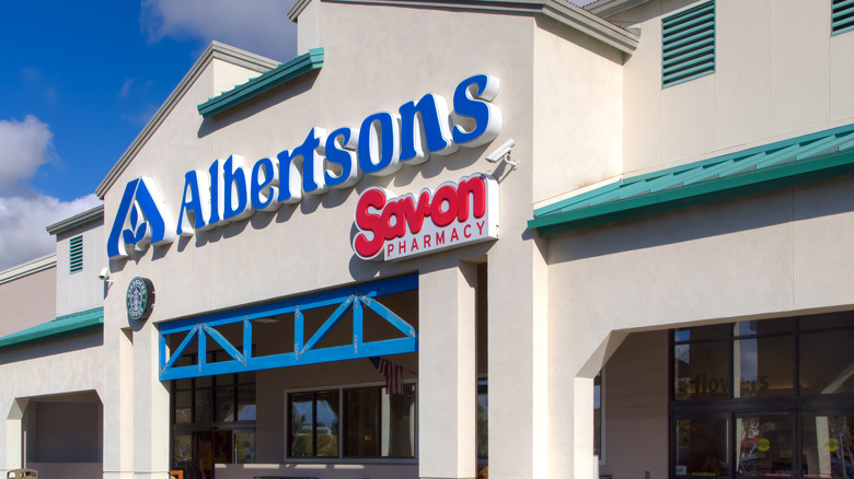 Albertsons grocery store building