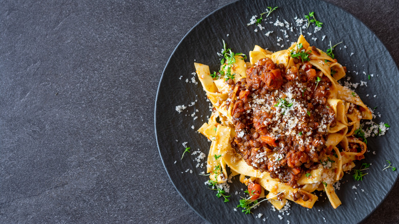 Pasta bolognese with lentils