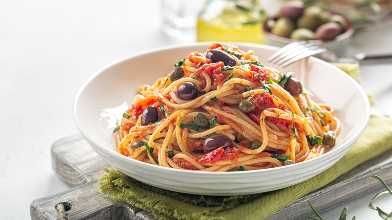 Pasta puttanesca with olives 