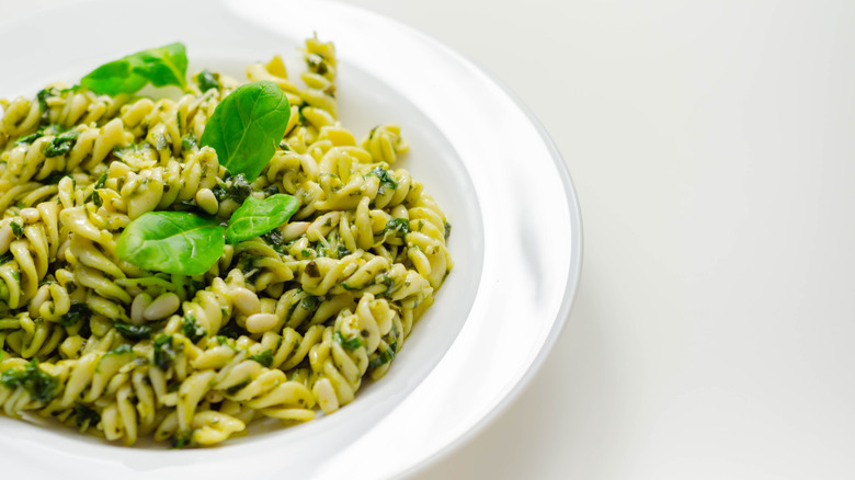 pasta salad with pesto dressing