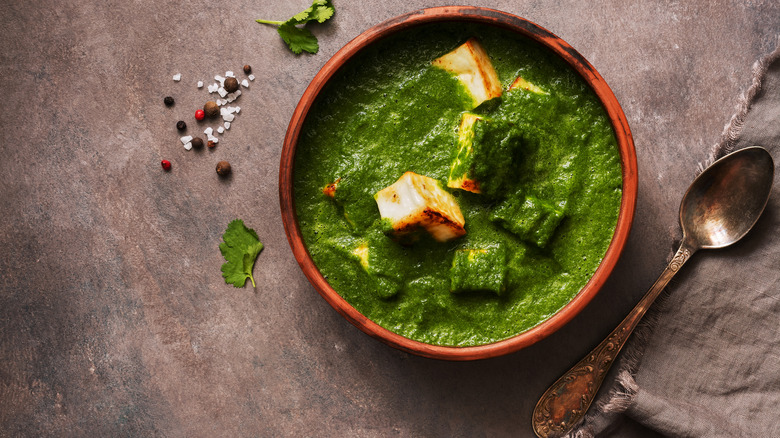 Spinach curry with cheese cubes