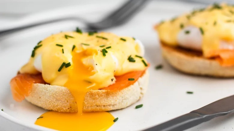 eggs benedict salmon chives