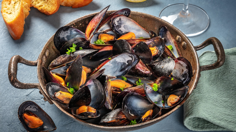 Steaming mussels in pot