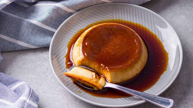 Crème caramel dessert