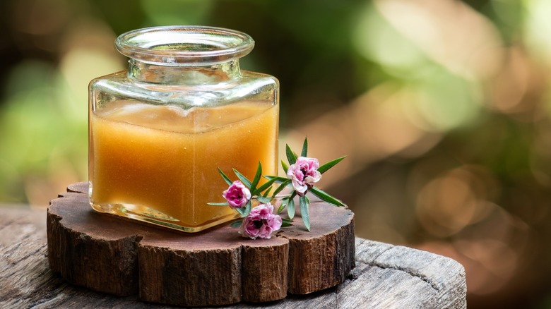 Manuka honey and flower