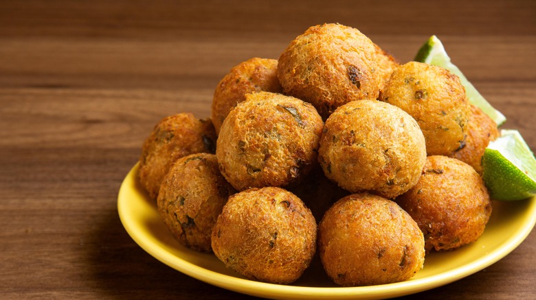 Bolinho de bacalhau fried snack