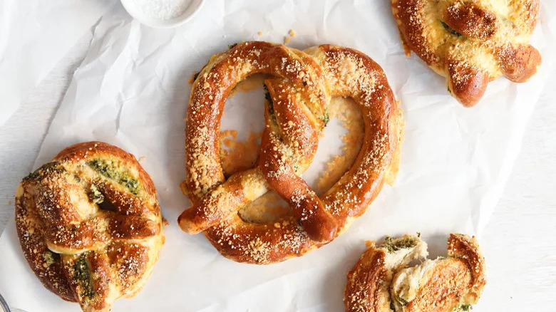 Twisted pretzels with spinach