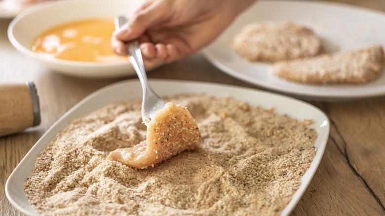 Coating food in breadcrumbs