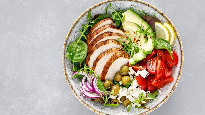 greek salad with chicken