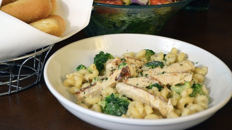 olive garden chicken Alfredo con broccoli 