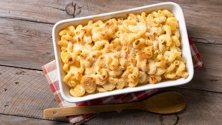 tray of mac and cheese 