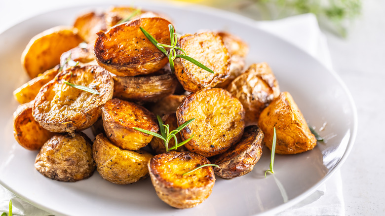 crispy roasted potatoes with rosemary