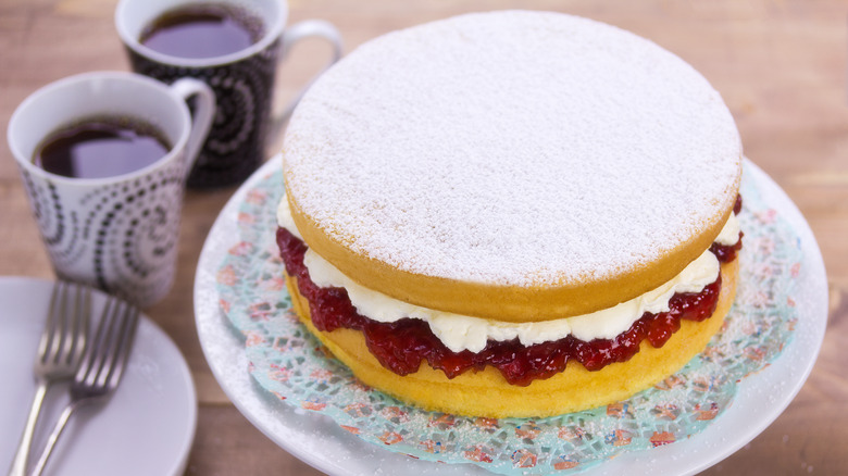 victoria sponge cake with tea