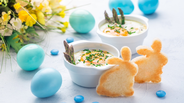 Oufs Cocotte with Easter decorations