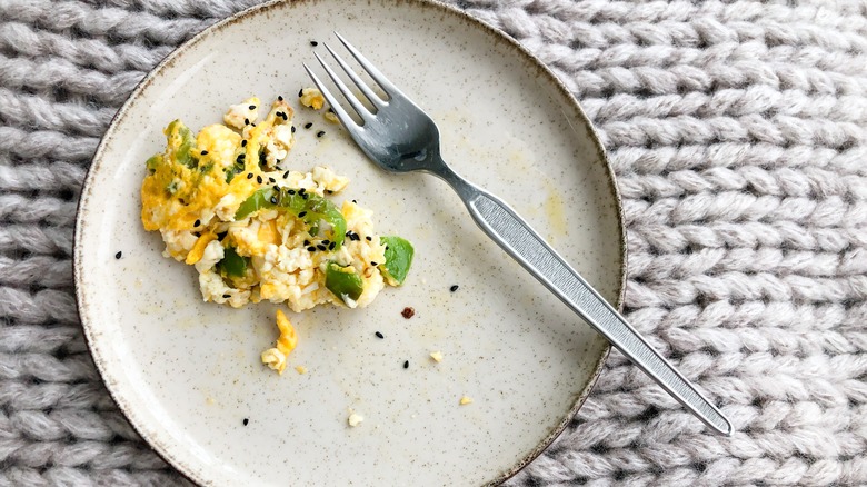Scrambled eggs on plate