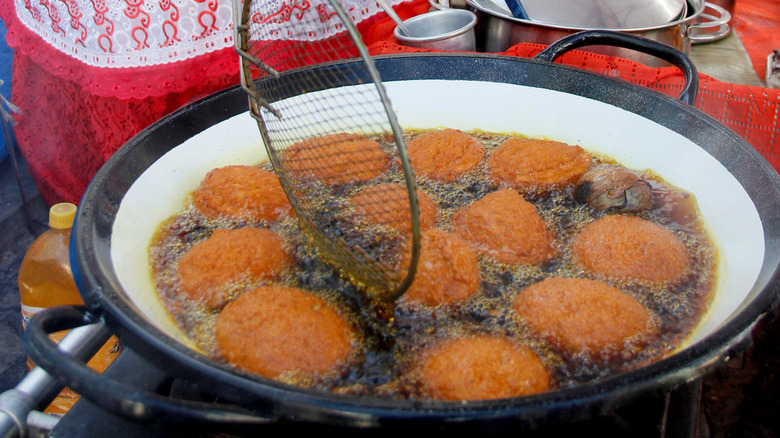 Acarajé frying in dendê