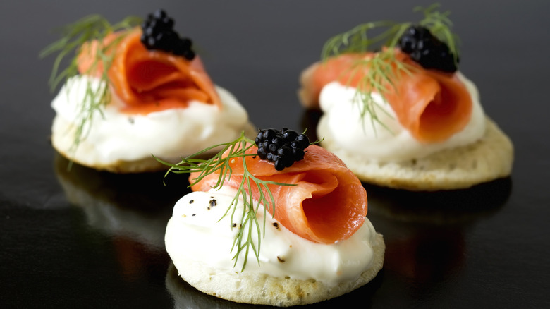 Smoked salmon blinis