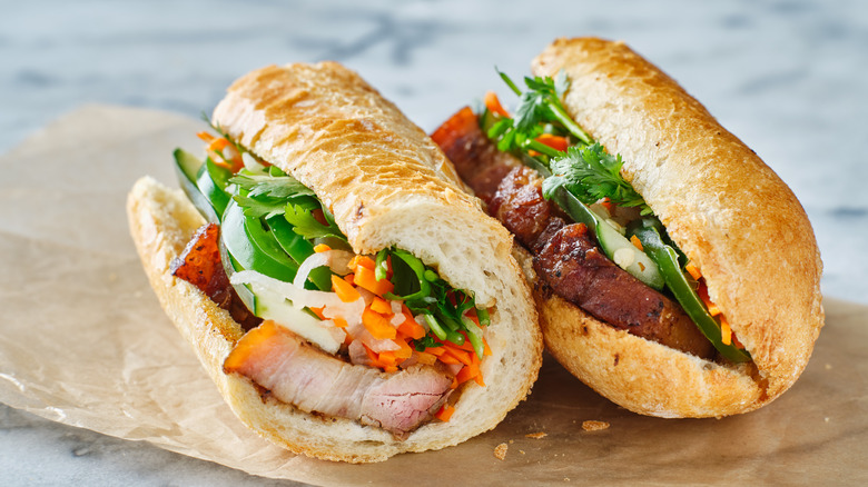 bánh mì sandwich with sauce