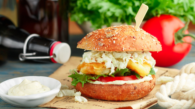 Fish sandwich with white sauce 