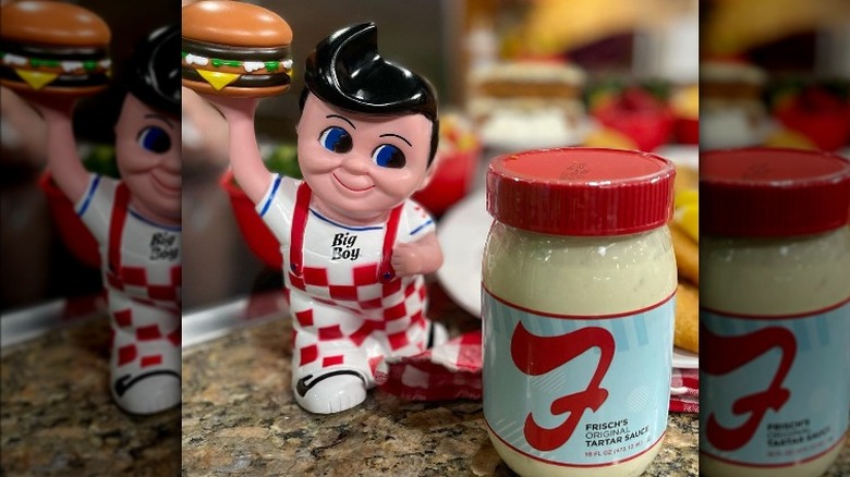 Figurine with tartar sauce jar