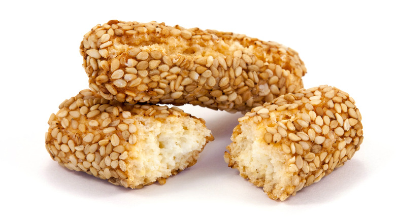 Biscuits covered with sesame seeds