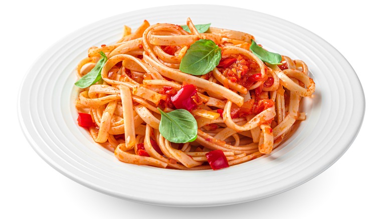 Linguine with tomatoes and basil