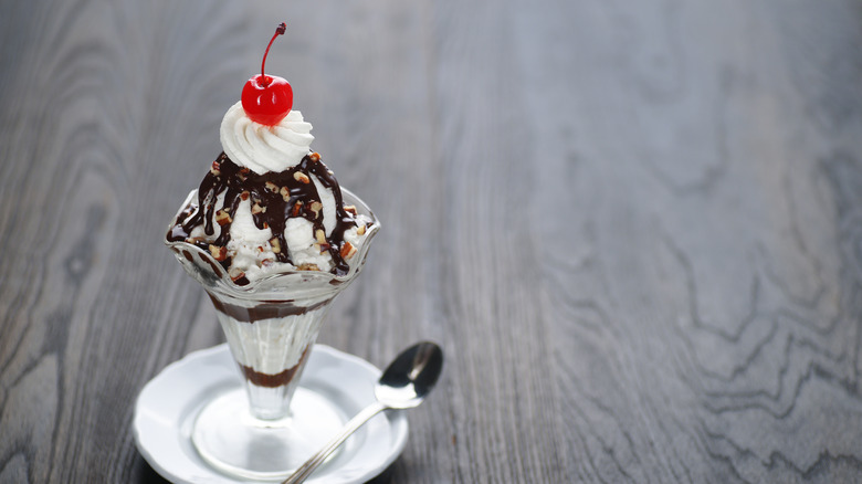 Hot fudge sundae