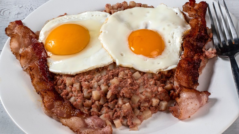 eggs and bacon on corned beef hash