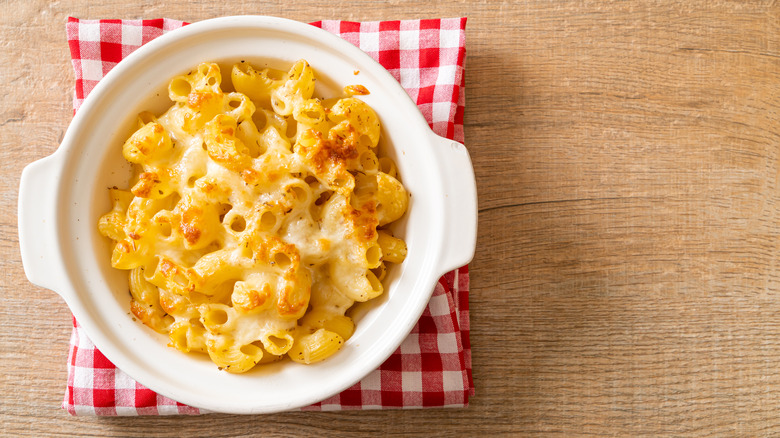 macaroni and cheese in white bowl