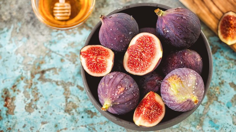 Figs in bowl